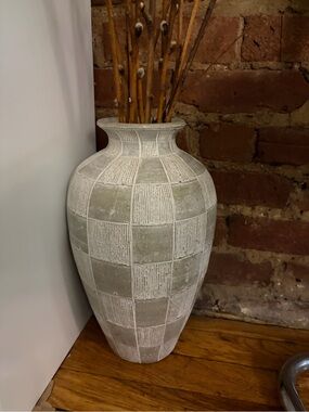 Textured Checkerboard Floor Vase in Light Gray and White